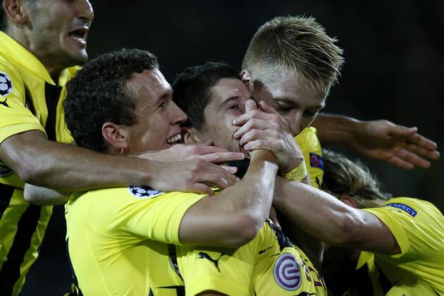 Ilkay GÜNDOGAN (GÜNDOGAN), Ivan PERISIC (BVB) ,Torschütze Robert LEWANDOWSKI (BVB) und Marco REUS (BVB) v.li.n.re. freuen sich über den Treffer zum Sieg durch Lewandowski.