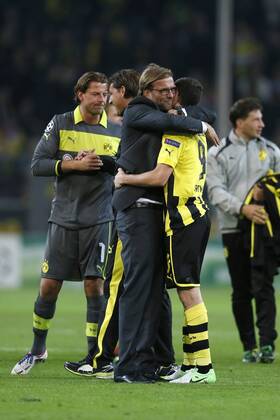 Trainer Jürgen KLOPP (Jürgen) 2.v.re.- bedankt sich nach Spielschluss bei Torschütze Robert LEWANDOWSKI (BVB) re.-