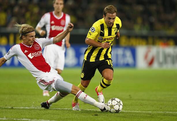 Christian PULSEN (AJAX) li.- im Kampf um den Ball mit Mario GOETZE (GÖTZE) (BVB) -re.-
