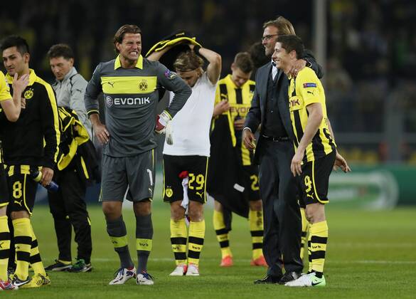 Trainer Jürgen KLOPP (Jürgen) 2.v.re.- bedankt sich nach Spielschluss bei Torschütze Robert LEWANDOWSKI (BVB) re.-