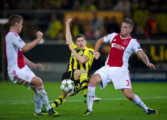Robert LEWANDOWSKI (DOR) - Niklas MOISANDER (l) und Toby ALDERWEIRELD (r AMS) Fussball international - UEFA Championsleague Saison 2012 2013, Gruppenphase: Borussia Dortmund - Ajax Amsterdam in Dortmund, Deutschland am 18.09.2012,