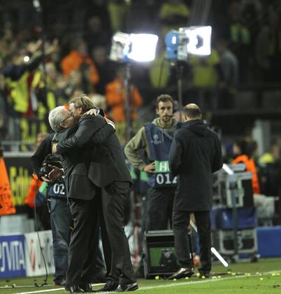 Foto .... Sieger Dortmund, Ehrenrunde nach dem Schlusspfiff .... Trainer Jürgen Klopp umarmt Medienchef Josef Schneck, links Fussball - Championsleague am Di. 18.09.2012 Gruppenphase, Spieltag 01 Bor. Dortmund - Ajax Amsterdam 1 - 0