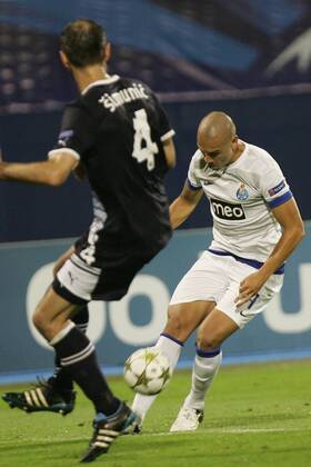Zagreb, 18.09.2012., Stadion Maksimir - UEFA Champion League 2012 13 season, Group A GNK Dinamo (blue) - FC Porto (white) Maicon (R) and Joe Simunic (L)