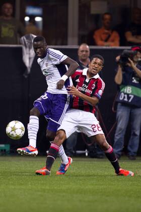 Cheikhou Kouyate (Anderlecht), Urby Emanuelson (Milan), SEPTEMBER 18, 2012 - Football Soccer : UEFA Champions League Group C match between Milan 0-0 RSC Anderlecht at Giuseppe Meazza Stadium (San Siro) in Milano, Italy.  ( ptmb033800)