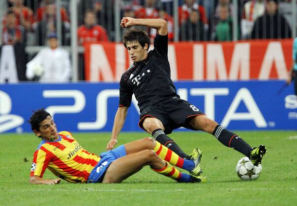 München , Champions League Bayern München vs. FC Valencia von links: Tino Costa ( Valencia ) Javi Martinez ( Bayern )