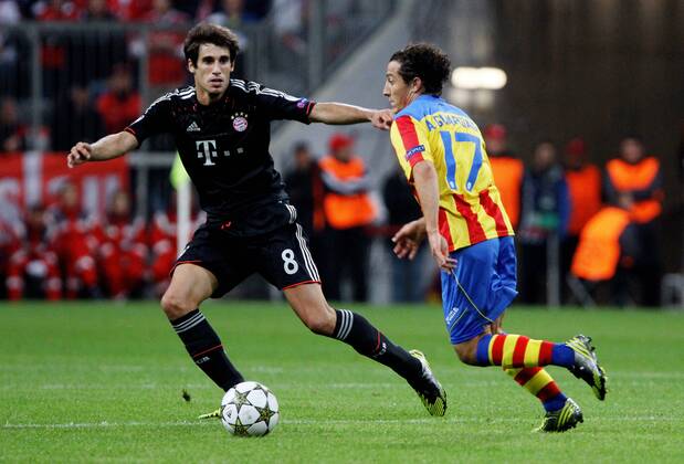 München , Champions League Bayern München vs. FC Valencia von links: Javi Martinez ( Bayern ) Andreas Guardado ( Valencia )