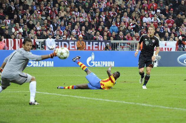 Tor zum 1-0 durch Bastian SCHWEINSTEIGER (Bayern München) gegen Adil RAMI (Valencia), und Diego ALVES ,Torwart (Valencia)Aktion,Torschuss. FC Bayern München (M)-CF Valencia (V),Fussball Champions League, Vorrunde,Gruppe F,1.Spieltag,Spieltag01, am 19.09.2012 ,A L L I A N Z A R E N A München Deutschland.