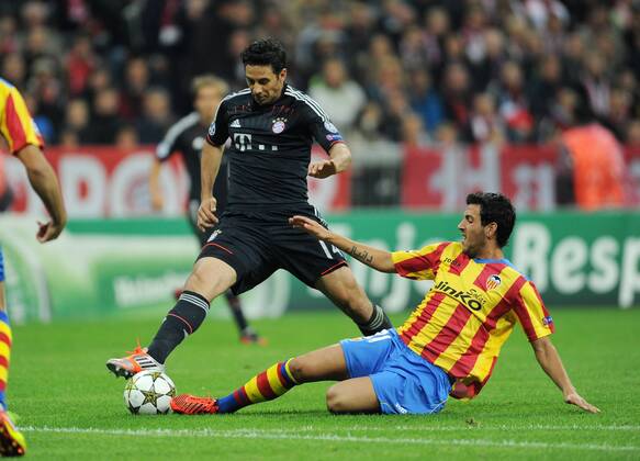 19-09-2012, Fussball, Saison 2012-2013, UEFA Champions League, Gruppenphase, FC Bayern München - FC Valencia, Claudio Pizarro (Bayern München), li., gegen Dani Parejo (FC Valencia)