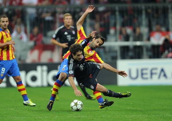 19-09-2012, Fussball, Saison 2012-2013, UEFA Champions League, Gruppenphase, FC Bayern München - FC Valencia, Javi Martinez (Bayern München), vorne, wird von Jonas (FC Valencia) gefoult