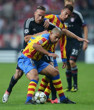 FUSSBALL CHAMPIONS LEAGUE SAISON 2012 2013 GRUPPENPHASE FC Bayern München - FC Valencia 19.09.2012 Sofiane Feghouli (li, Valencia CF) gegen Franck Ribery (Mitte, FC Bayern München) und Joao Pereira (Valencia CF) 
