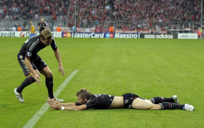 19.09.2012, Fussball UEFA-Champions League 2012 2013, Vorrunde, 1. Spieltag, FC Bayern München - FC Valencia, in der Allianz-Arena München. Bastian Schweinsteiger (München) Torjubel. v.l. Toni Kroos (Bayern München) und Bastian Schweinsteiger (München)