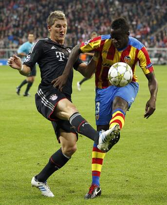 Bastian Schweinsteiger im Zweikampf , Aktion um den Ball gegen Aly CISSOKHO, FC Valencia Nr.3, Aktion, Zweikampf, Spielszene, Tackling, Ball FC BAYERN MUENCHEN - FC VALENCIA ( - ) Fussball Herren UEFA Champions League Gruppenphase, Allianz Arena Muenchen, 19.09.2012 CL Saison 2012 2013
