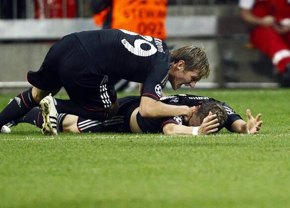 Bastian Schweinsteiger (Bayern 31) jubelt nach dem Tor zum 1-0 mit Toni KROOS (FCB Nr.39) Jubel, Freude, Emotionen, Feiern, Lachen, jubelt, freuen, reisst die Arme hoch, ballt die Faust FC BAYERN MUENCHEN - FC VALENCIA ( - ) Fussball Herren UEFA Champions League Gruppenphase, Allianz Arena Muenchen, 19.09.2012 CL Saison 2012 2013