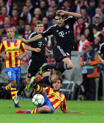 Javier Martinez (Bayern, oben) gegen Dani Parejo (Valencia) . FC Bayern München-FC Valencia . München, GER, 19.09.2012 , 1. Spieltag, Fussball-Champions League 2012-2013 .