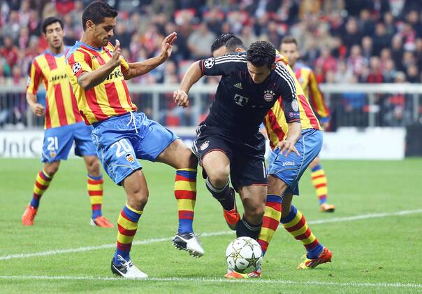 München , Champions League Bayern München vs. FC Valencia von links: Ricardo Costa ( Valencia ) Claudio Pizarro ( Bayern )