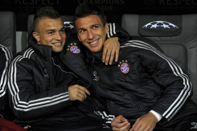 19.09.2012, Fussball UEFA-Champions League 2012 2013, Vorrunde, 1. Spieltag, FC Bayern München - FC Valencia, in der Allianz-Arena München. Spass bei den Ersatzspielern, v.li: Xherdan Shaqiri (Bayern München) und Mario Mandzukic (Bayern München).
