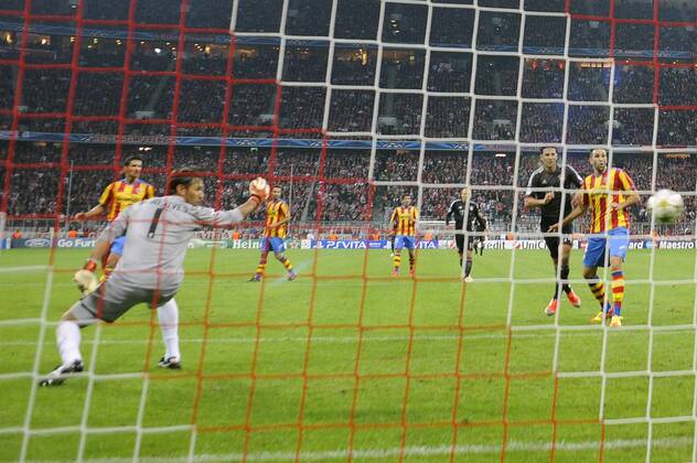 Tor zum 1-0 durch Bastian SCHWEINSTEIGER (nicht im Bild -Bayern Muenchen) gegen Diego ALVES ,Torwart (Valencia)Aktion,Torschuss,Hintertorkamera,Hintertorperspektive FC Bayern Muenchen (M)-CF Valencia (V),Fussball Champions League, Vorrunde,Gruppe F,1.Spieltag,Spieltag01, am 19.09.2012 ,A L L I A N Z A R E N A München Deutschland.
