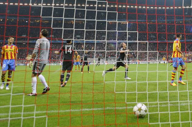 Tor zum 1-0 durch Bastian SCHWEINSTEIGER (Bayern Muenchen) ,der jubelnd abdreht,gegen Diego ALVES ,Torwart (Valencia)Aktion,Torschuss,Hintertorkamera,Hintertorperspektive FC Bayern Muenchen (M)-CF Valencia (V),Fussball Champions League, Vorrunde,Gruppe F,1.Spieltag,Spieltag01, am 19.09.2012 ,A L L I A N Z A R E N A München Deutschland.