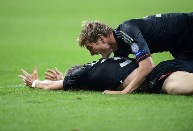 FUSSBALL CHAMPIONS LEAGUE SAISON 2012 2013 GRUPPENPHASE FC Bayern Muenchen - FC Valencia 19.09.2012 JUBEL mit Bastian Schweinsteiger und Toni Kroos (v. li., FC Bayern Muenchen) 