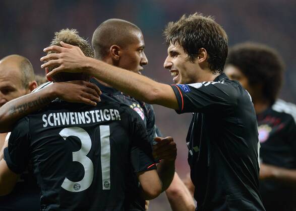 FUSSBALL CHAMPIONS LEAGUE SAISON 2012 2013 GRUPPENPHASE FC Bayern Muenchen - FC Valencia 19.09.2012 JUBEL mit Bastian Schweinsteiger und Javi , Javier Martinez (v. li., FC Bayern Muenchen) 
