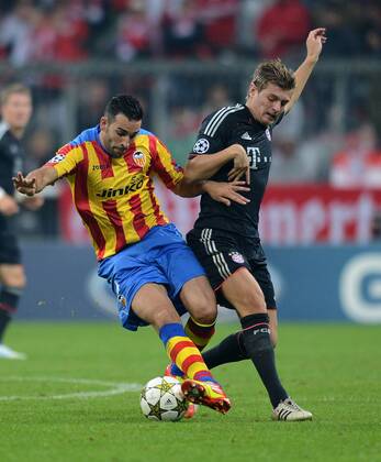 FUSSBALL CHAMPIONS LEAGUE SAISON 2012 2013 GRUPPENPHASE FC Bayern Muenchen - FC Valencia 19.09.2012 Adil Rami (li, Valencia CF) gegen Toni Kroos (FC Bayern Muenchen) 