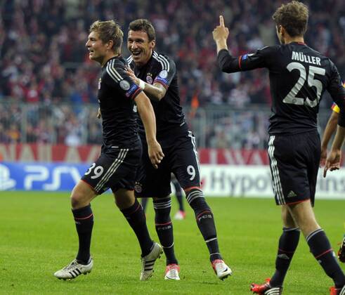 19.09.2012, Fussball UEFA-Champions League 2012 2013, Vorrunde, 1. Spieltag, FC Bayern München - FC Valencia, in der Allianz-Arena München. Torjubel Toni Kroos (li, Bayern München) mit Mario Mandzukic (Bayern München).