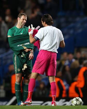 LONDON, Sept. 19, 2012 - Petr Cech (L), goalie of Chelsea, chats with Gianluigi Buffon, goalie of Juventus, after the UEFA Champions League Group E match between Chelsea and Juventus at Stamford Bridge in London, Britain, on Sept. 19, 2012. The match ended with a 2-2 draw. (Xinhua Wang Lili) BRITAIN-LONDON-SOCCER-UEFA-CHAMPIONS LEAGUE-CHELSEA VS JUVENTUS 
