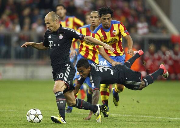 Arjen ROBBEN, 10 FCB im Zweikampf , Aktion um den Ball gegen Tino COSTA, FC Valencia Nr. 24, Roberto SOLDADO, FC Valencia Nr.9 , Luiz GUSTAVO (Bayern 30) flug, fliegt, Aktion, Zweikampf, Spielszene, Tackling, Ball FC BAYERN MUENCHEN - FC VALENCIA ( - ) Fussball Herren UEFA Champions League Gruppenphase, Allianz Arena Muenchen, 19.09.2012 CL Saison 2012 2013