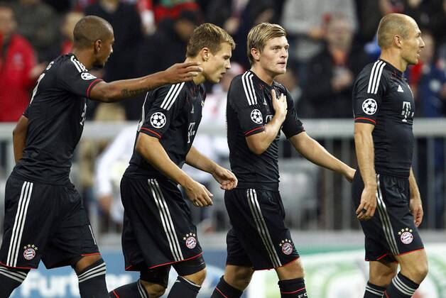 Toni KROOS (FCB Nr.39) jubelt nach dem Tor zum 2-0 mit hand aufs Herz, Holger Badstuber (FCB 28), Jerome BOATENG (Bayern Nr.17), Arjen ROBBEN, 10 FCB, Jubel, Freude, Emotionen, Feiern, Lachen, jubelt, freuen, reisst die Arme hoch, ballt die Faust FC BAYERN MUENCHEN - FC VALENCIA ( - ) Fussball Herren UEFA Champions League Gruppenphase, Allianz Arena Muenchen, 19.09.2012 CL Saison 2012 2013