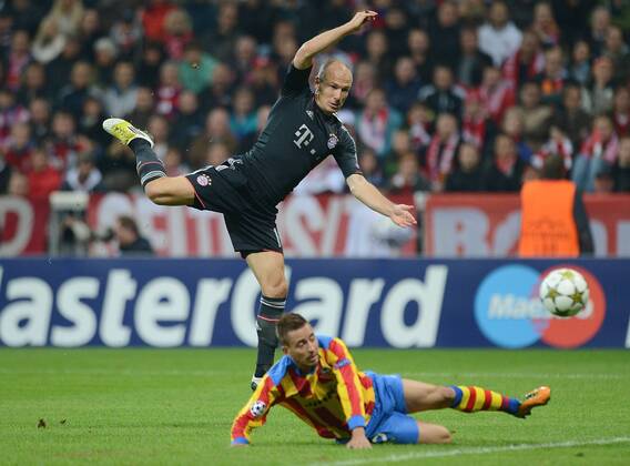 FUSSBALL CHAMPIONS LEAGUE SAISON 2012 2013 GRUPPENPHASE FC Bayern Muenchen - FC Valencia 19.09.2012 Arjen Robben (oben, FC Bayern Muenchen) gegen Joao Pereira (Valencia CF) 