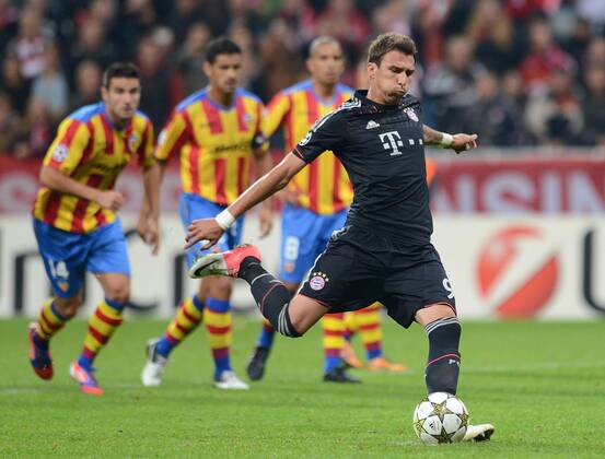 FUSSBALL CHAMPIONS LEAGUE SAISON 2012 2013 GRUPPENPHASE FC Bayern Muenchen - FC Valencia 19.09.2012 Mario Mandzukic (FC Bayern Muenchen) verschiesst einen Elfmeter 