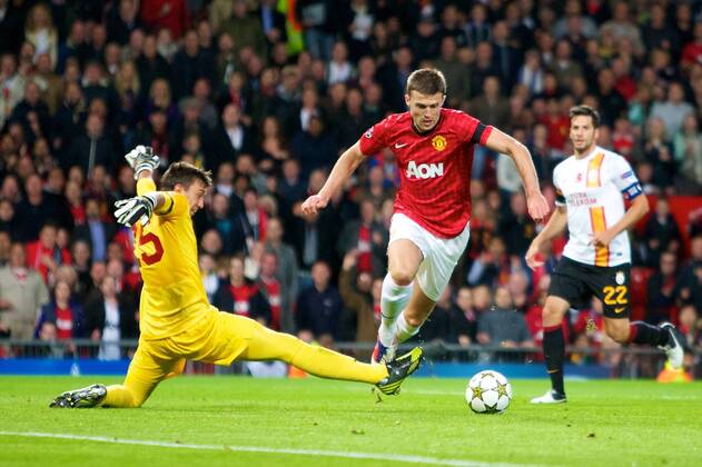 Manchester United s midfielder Michael Carrick and Galatasaray s goalkeeper Fernando Muslera in action during the group H Manchester United (ManU) - Galatasaray Istanbul xTimxWilliamsx  ActionPlus11331450