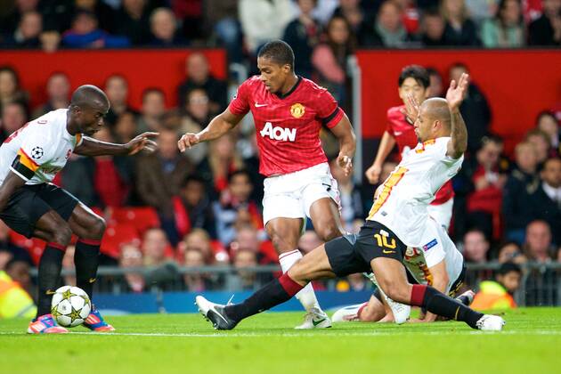 Manchester United s midfielder Antonio Valencia and Galatasaray s midfielder Felipe Melo in action during the group H Manchester United (ManU) - Galatasaray Istanbul xTimxWilliamsx  ActionPlus11331467