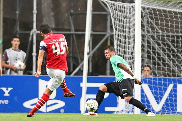 Hugo Viana (L) of SC Braga challenges Luis Alberto of CFR Cluj during the UEFA Champions League, Group H, match against CFR Cluj at AXa Stadium in Braga. 