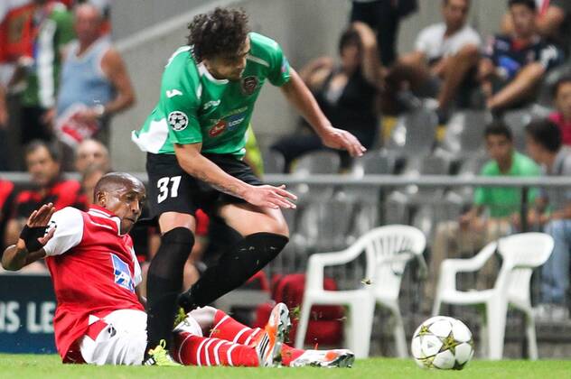 Paulo Cesar (L) of SC Braga challenges Matias Aguirregaray of CFR Cluj during the UEFA Champions League, Group H, match against CFR Cluj at AXa Stadium in Braga. 