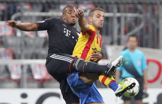 München , Champions League Bayern München vs. FC Valencia von links: Jerome Boateng ( Bayern ) Roberto Soldado ( Valencia )