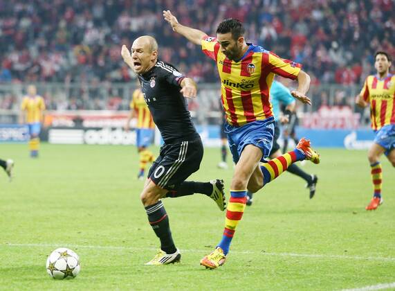 München , Champions League Bayern München vs. FC Valencia Foul an Arjen Robben ( Bayern links ) von Adil Rami ( Valencia ) führt zum Elfmeter