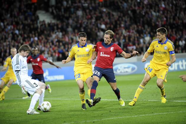 Nolan Roux (Losc) vs Andrei Gorbunov (Borisov) FOOTBALL : Losc Lille vs Fc Bate Borisov - champions League - 19 09 2012 JBAutissier Panoramic 