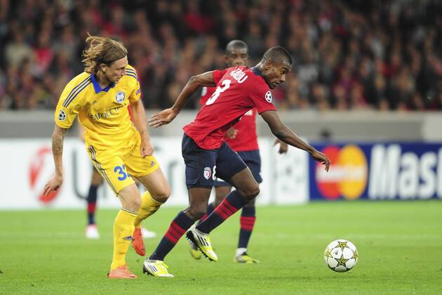 Salomon Kalou (Losc) vs Mikhail Sivakov (Borisov) FOOTBALL : Losc Lille vs Fc Bate Borisov - champions League - 19 09 2012 JBAutissier Panoramic 