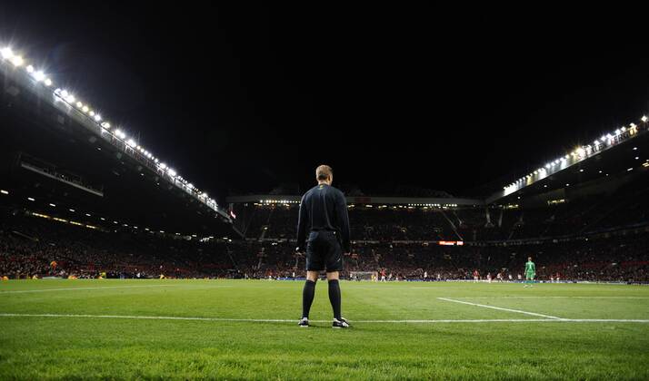 Torrichter Manchester United (ManU) - Galatasaray Istanbul EDITORIAL USE ONLY. No use with unauthorised audio, video, data, fixture lists, club league logos or live services. Online in-match use limited to 120 images, no video emulation. No use in betting, games or single club league player publications.