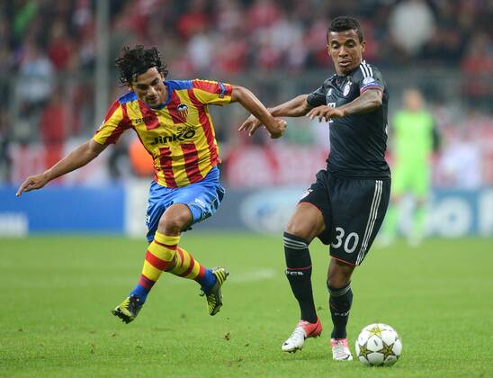 FUSSBALL CHAMPIONS LEAGUE SAISON 2012 2013 GRUPPENPHASE FC Bayern München - FC Valencia 19.09.2012 Tino Costa (li, Valencia CF) gegen Luiz Gustavo (FC Bayern München)