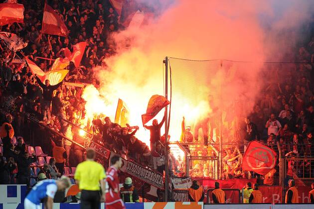 Fußball 2. Bundesliga 7. Spieltag 1. FC Kaiserslautern am 27.09.2012 Leuchtkörper wurden im Fanblock von Kaiserslautern gezündet