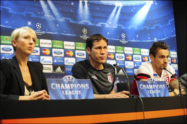Rudi Garcia - Trainer LOSC Mathieu Debuchy Laetitia Masson - attachee de presse - Pressekonferenz Lille OSC LOSC - Champions League - 01 10 2012 JBAutissier Panoramic 