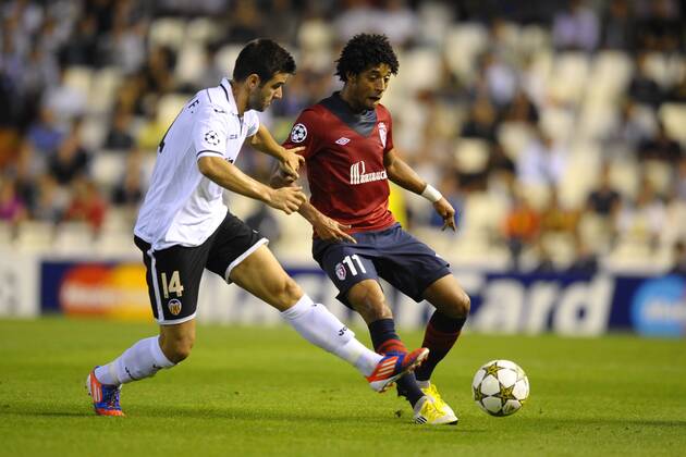 Oct. 02, 2012: Antonio Barragan Fernandez player of Valencia and Ryan Mendes player of Lille, during the match between Valencia CF and OSC Lille, played at Mestalla stadium, Valencia, Spain. 