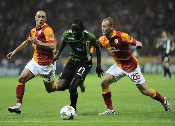 UEFA Champions league group H soccer match between Galatasaray v Sporting SC Braga at Turk Telekom Arena Stadium in Istanbul, Turkey. 02.10.2012 Pictured: Nordin Amrabat ( L) and Semih Kaya (R) of Galatasaray and Eder Macedo (17 C) of Braga. 