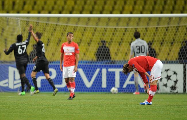 ITAR-TASS: MOSCOW, RUSSIA. OCTOBER 2, 2012. Spartak Moscow s Rafael Carioca (L in red) and Kim Kallstrom (R in red) react after conceding a goal to Celtic F.C. in their UEFA Champions League Group G football match at Luzhniki Stadium.  RE109CD6