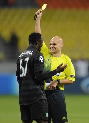 ITAR-TASS: MOSCOW, RUSSIA. OCTOBER 2, 2012. Celtic s Victor Wanyama (L) receives a yellow card in a UEFA Champions League Group G football match against Spartak Moscow at Luzhniki Stadium.  RE109CDA