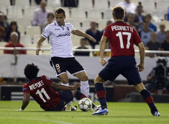 02-10-12 CHAMPIONS LEAGUE VALENCIA CF - OSC Lille, Roberto Soldado vs Ryan Mendes Da Graca 
