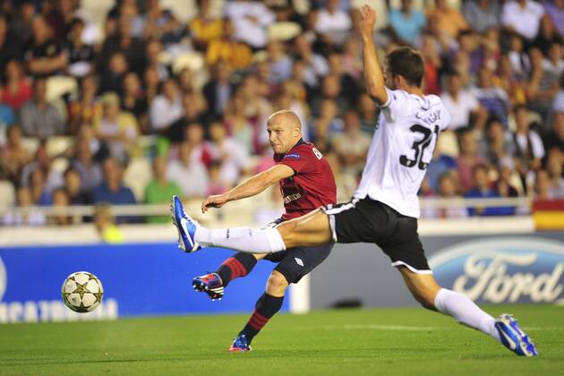 Carlos Delgado (Valencia) vs Florent Balmont (Lille) FOOTBALL : FC Valencia vs OSC Lille - Champions League - 02 10 2012 JBAutissier 