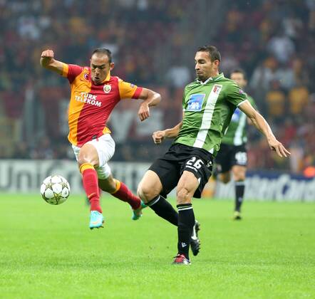 UEFA Champions league group H soccer match between Galatasaray v Braga SC (Sporting) at Turk Telekom Arena Stadium in Istanbul, Turkey. 02.10.2012 Match Scored: Galatasaray 0 - Braga 2 Pictured: Umut Bulut (L) of Galatasaray and Paulo Vinicius (R) of Braga. 